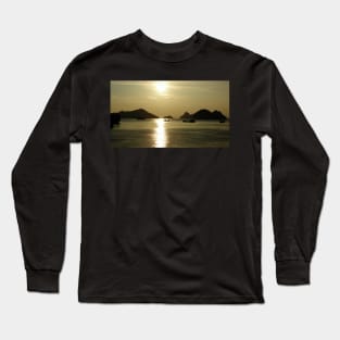 Vietnam, Coucher de soleil a Cat Ba Long Sleeve T-Shirt